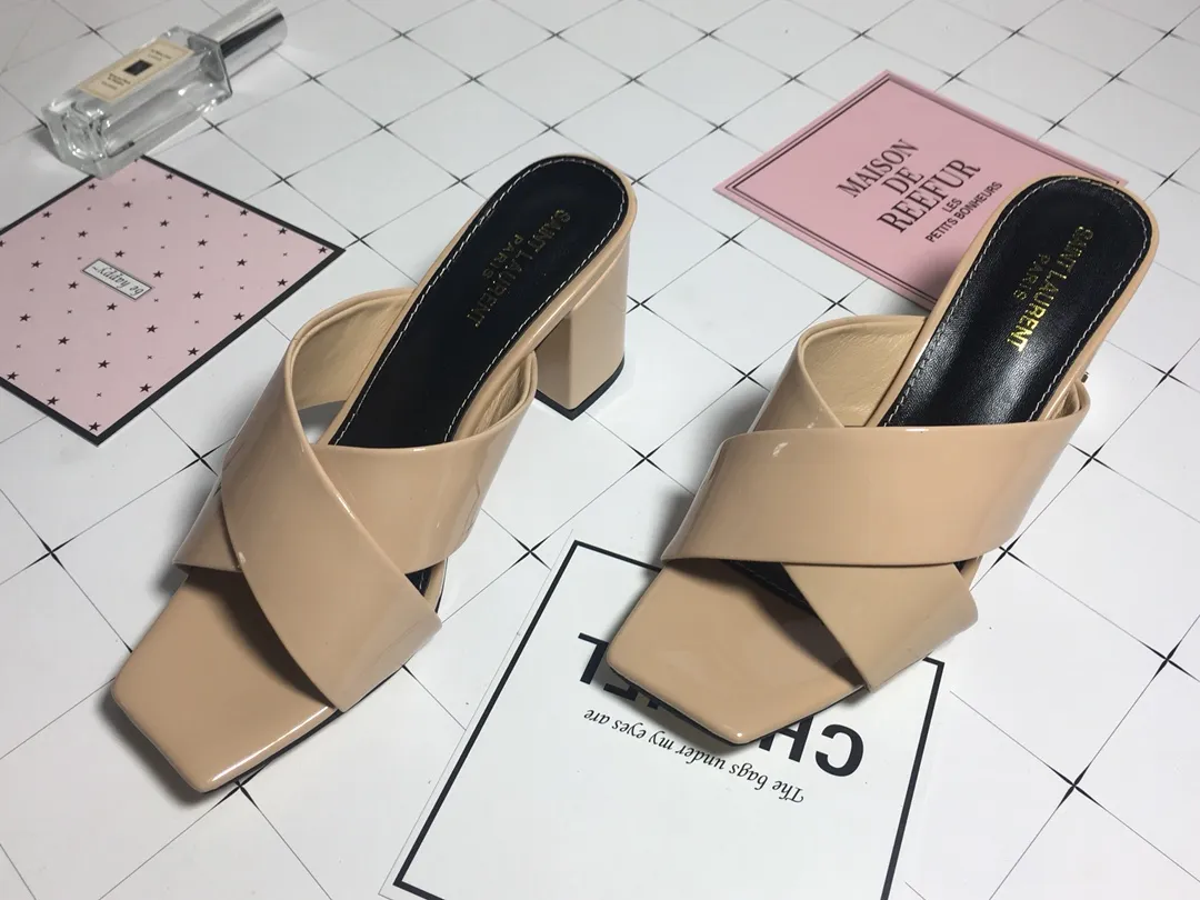 👟👟Ex-factory price 340👟👟 Genuine leather base +40 7CM heel cow patent leather series. 2018 Saint Laurent YSL’s strongest new cross-strap slippers are available in two heel heights. They are 7CM and 9CM respectively. The fabric is made of cowhide. The lining is made of first-layer sheepskin. Size: 34-41 (size 42 can be customized). It is very stable when walking and does not lose its heel.